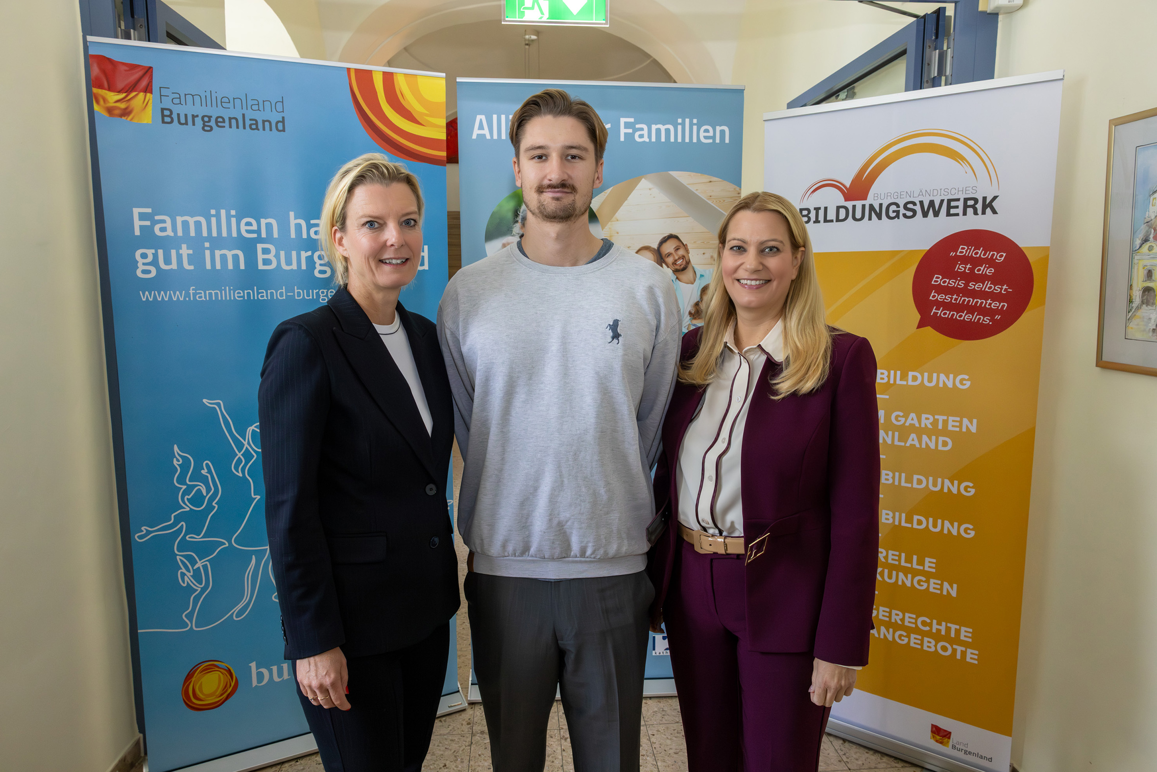 (v.l.) Mag.a Judith Tscheppe, Geschäftsführerin des burgenländischen Bildungswerks, das aktuell den Vorsitz der Allianz der Familie innehat, Referent Maximilian Oberlindober, MA und Landesrätin Mag.a  (FH) Daniela Winkler bei der Fachtagung „Jung, digital, anders – was Kinder heute brauchen“ der Allianz für Familien in Eisenstadt.