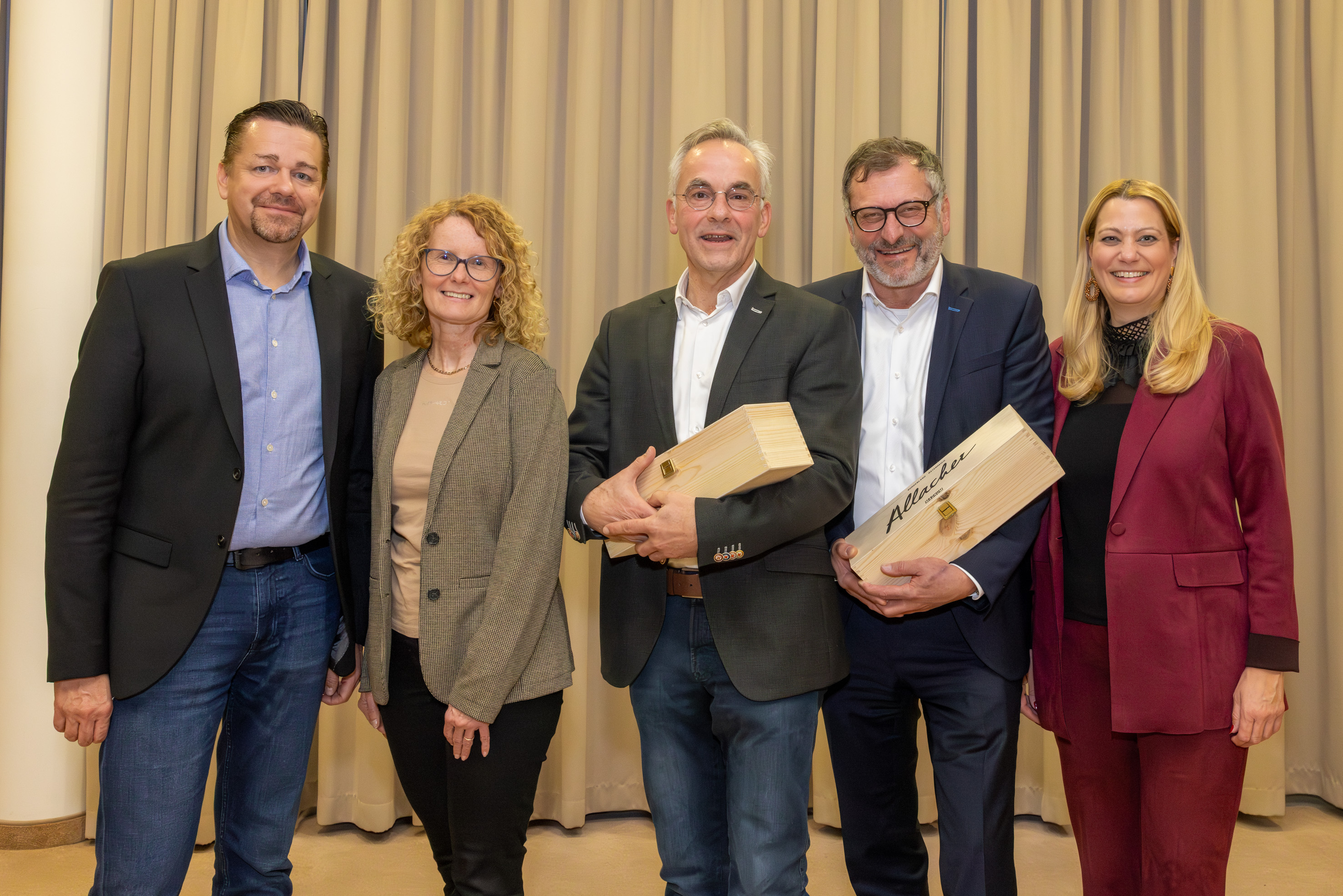 Landesrätin Mag.a (FH) Daniela Winkler (r.) und Landesamtsdirektor-Stellvertreter (Land Burgenland), Gruppenvorstand der Gruppe 5, Mag. Andreas Temmel, MBA (l.) mit Sicherheitschefin Mag. Michaela Amschl (Magistratsdirektion Stadt Wien), Wirklicher Hofrat Dr. Bernhard Schlichtinger (Niederösterreich) und Regierungsrat Markus Hudobnik (Kärnten) (v.l.).