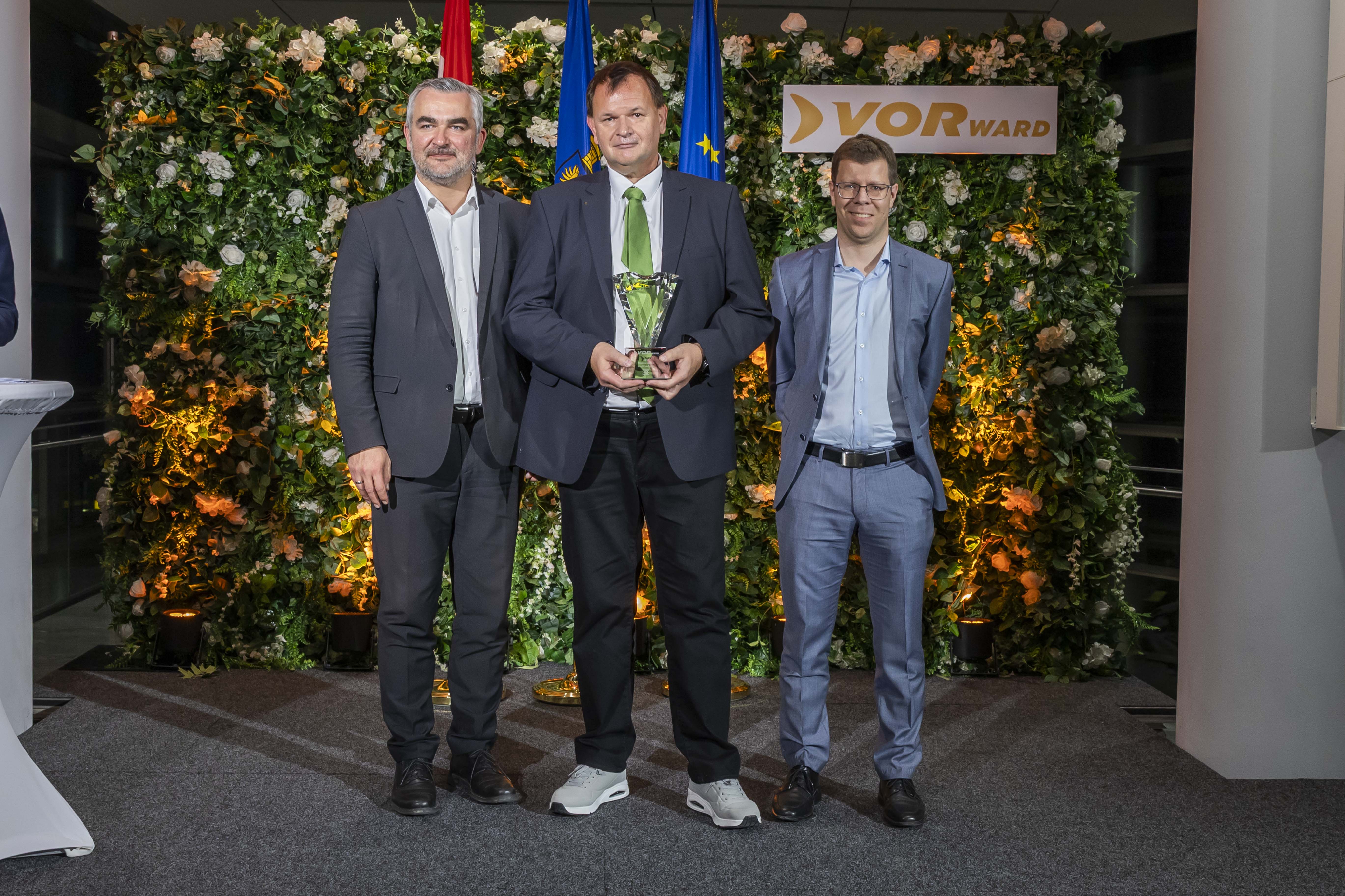 Landesrat Heinrich Dorner übergibt den Lifetime Award an Josef Ostermayer von der Raaberbahn.