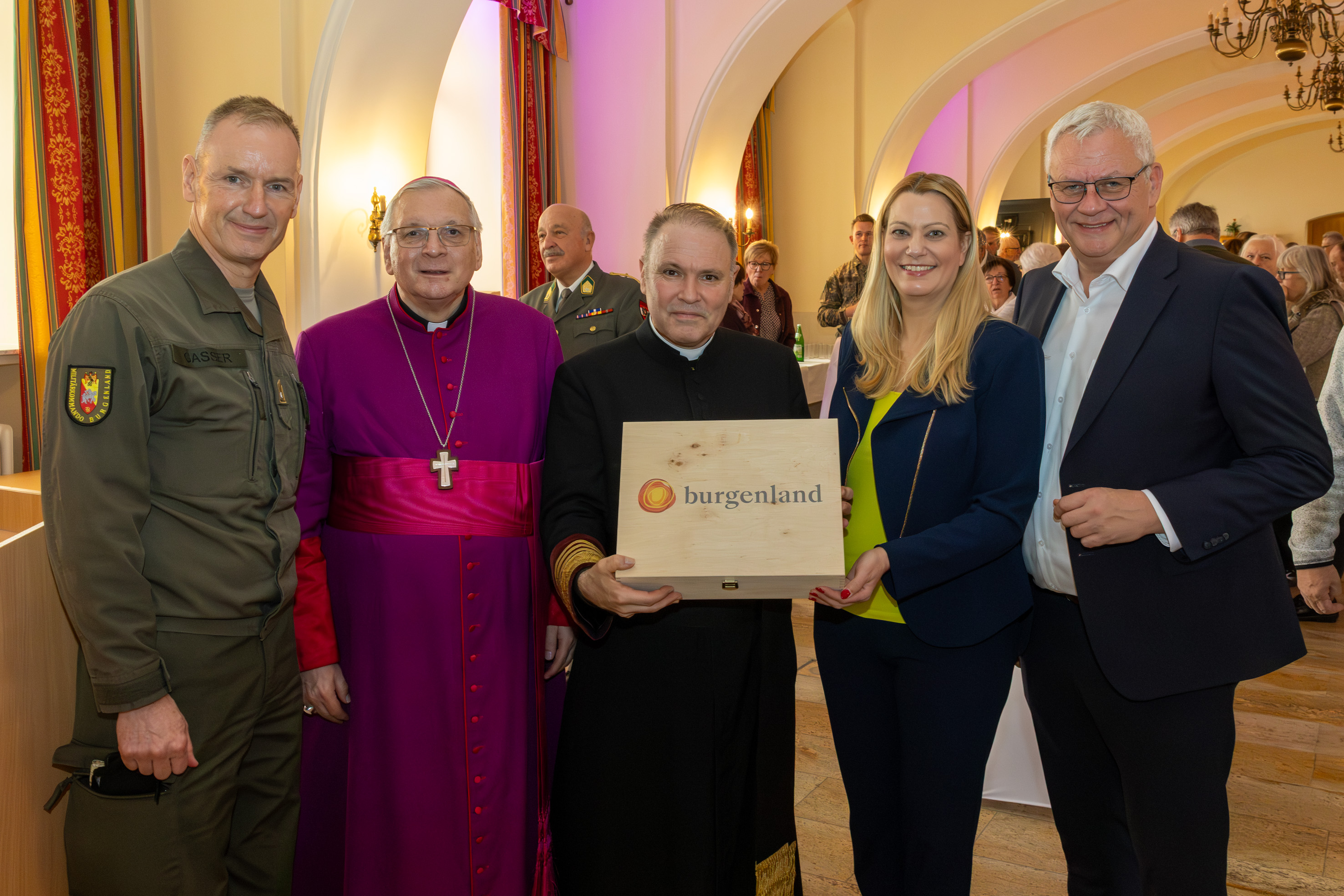 Brigadier Gernot Gasser, Militärkommandant Burgenland, Militärbischof Werner Freistetter, Militärdekan MMag. DDr. Alexander M. Wessely, LL.M, Landesrätin Mag.a (FH) Daniela Winkler und LAbg. Mag. Thomas Steiner, Bürgermeister von Eisenstadt.