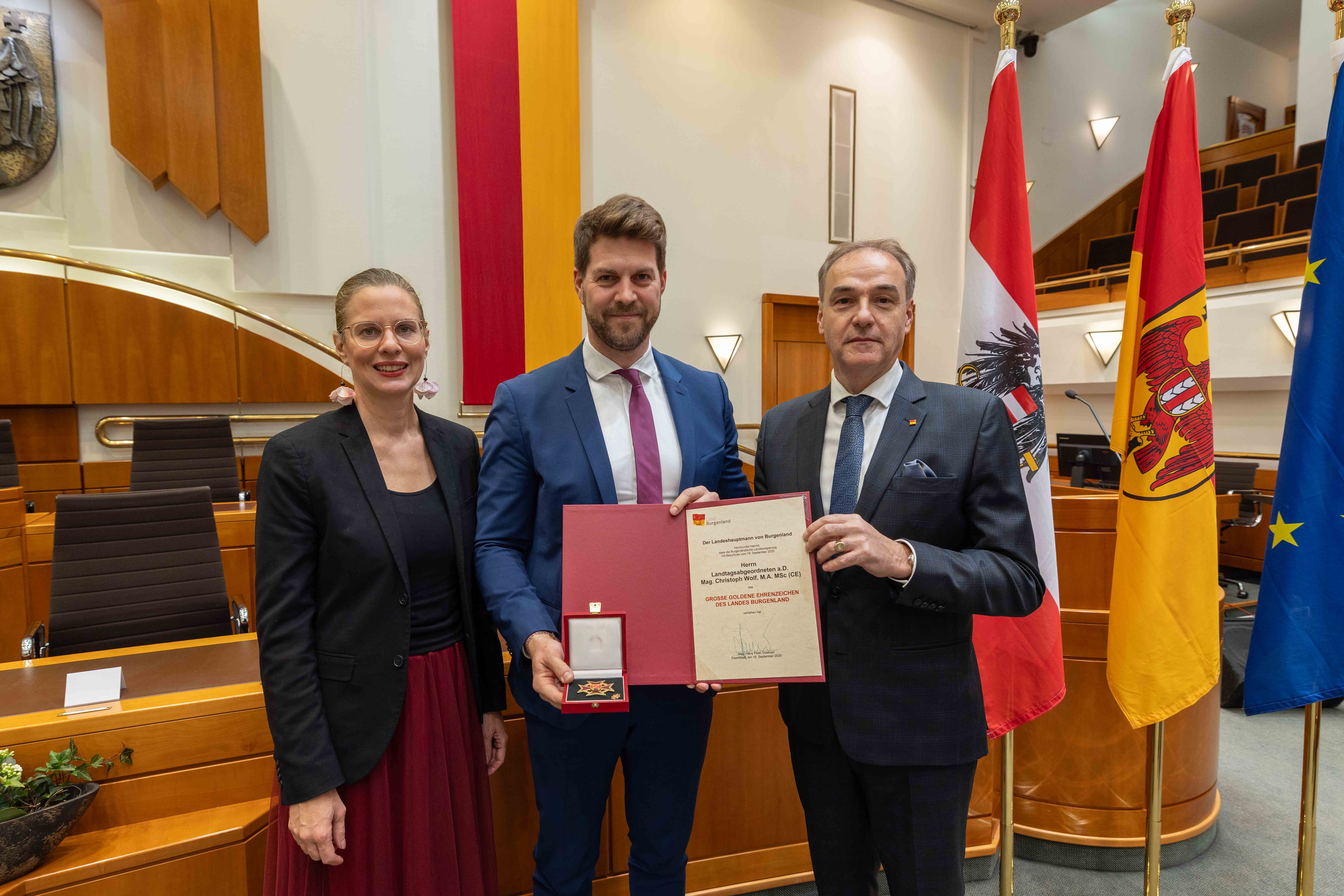 (v.l.) Landeshauptmann-Stellvertreterin Anja Haider-Wallner, LAbg. a.D. Christoph Wolf (Großes Goldenes Ehrenzeichen), Landesrat Leonhard Schneemann.