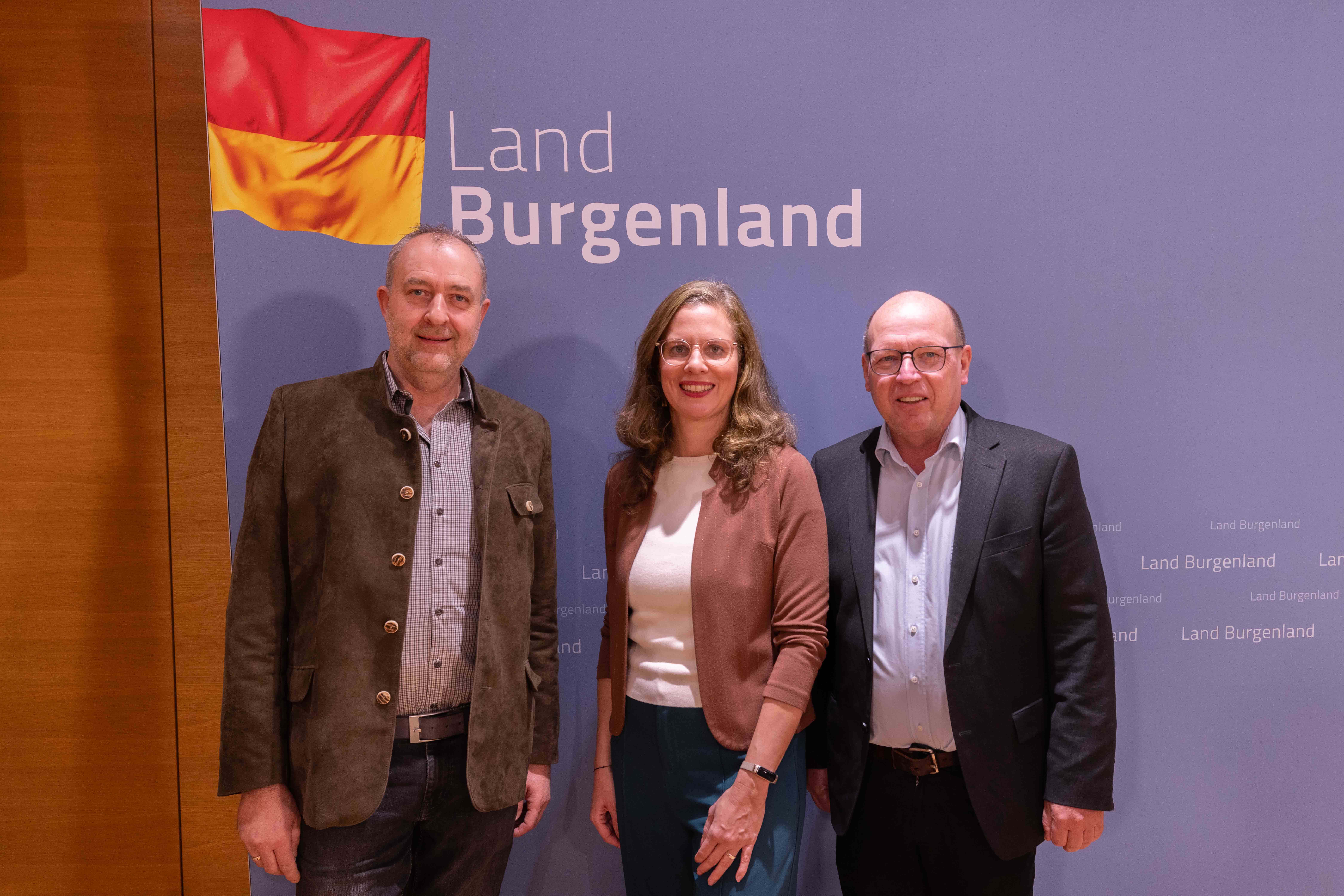 Präsentierten ein Maßnahmenpaket zur Bekämpfung der Rebzikade: (v.l.n.r.) SPÖ-Landwirtschaftssprecher LAbg. Gerhard Bachmann, Landeshauptmann-Stellvertreterin Anja Haider-Wallner, Andreas Liegenfeld, Präsident des Burgenländischen Weinbauverbandes.