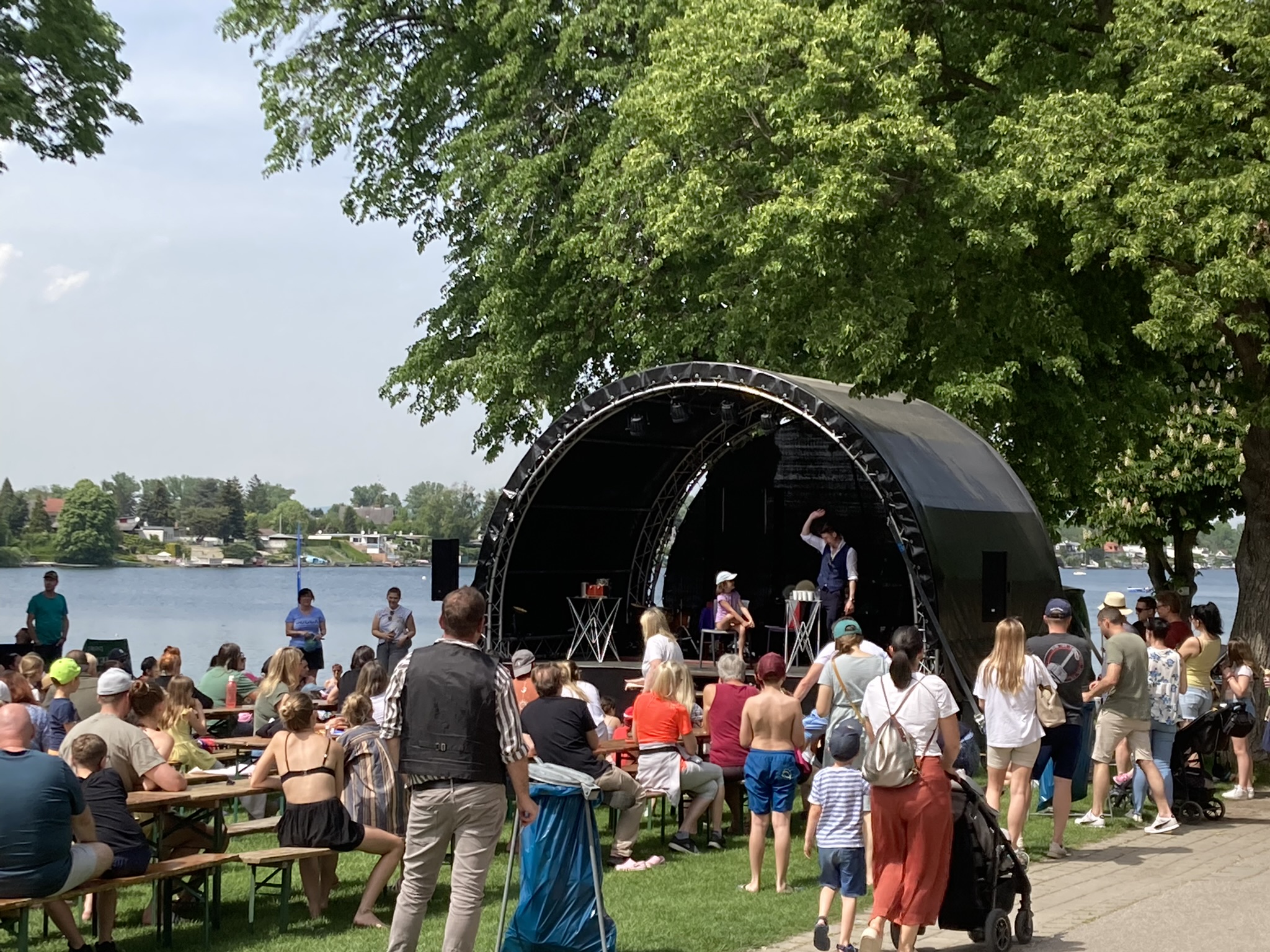 Das See Opening 2025 im Burgenland hat einmal mehr seine Bedeutung als Saisonauftakt unter Beweis gestellt. Trotz durchwachsenen Wetters am ersten Wochenende und eines verregneten Sonntags zum Abschluss genossen heuer wieder mehr als 45.000Besucher:innen das vielfältige Programm und die einzigartigen Kulissen des Neusiedler Sees und Neufelder Sees.