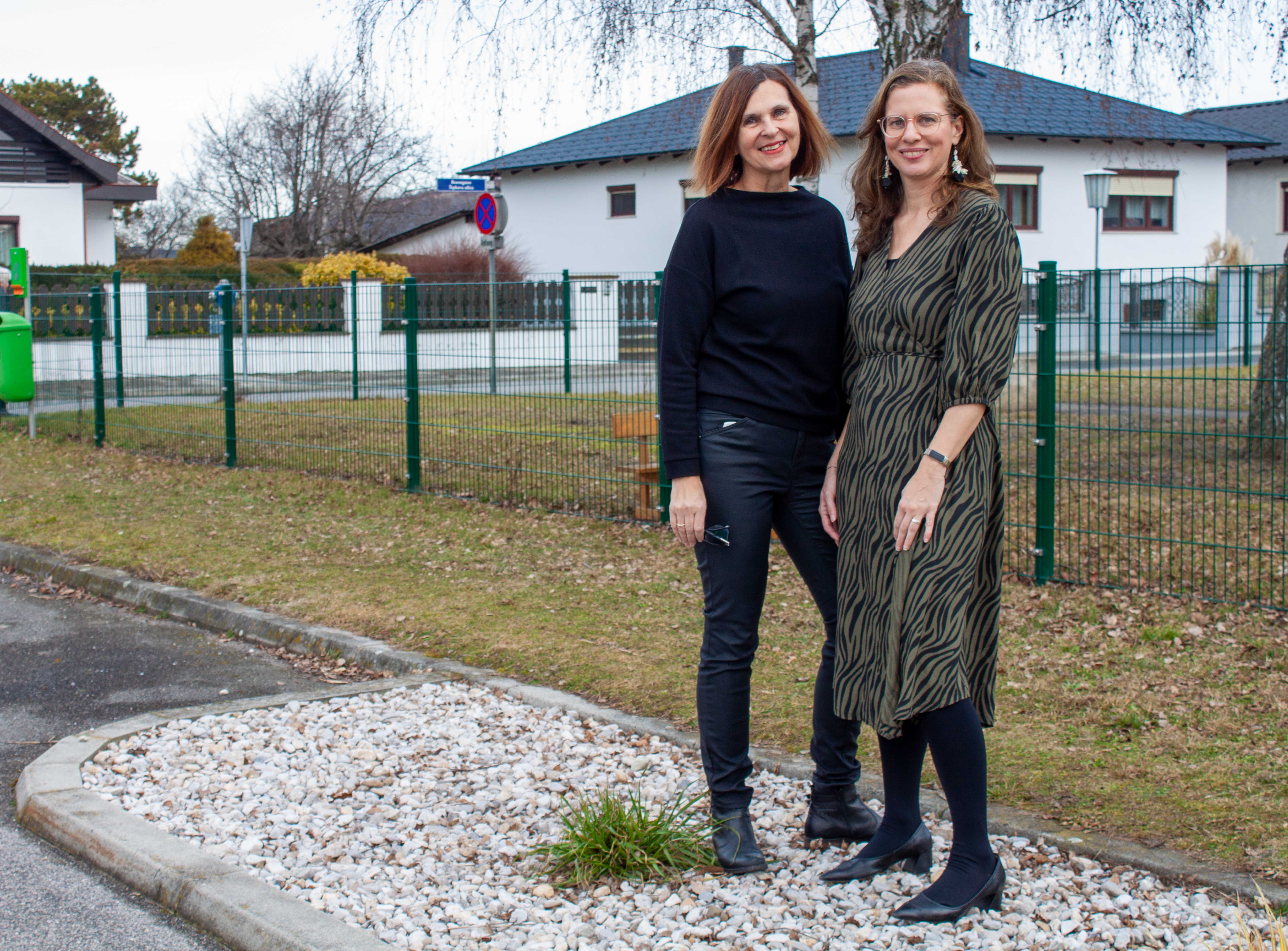LH-Stv.in Haider-Wallner mit Bürgermeisterin Margit Wennesz-Ehrlich bei einer Schotterfläche, die demnächst begrünt wird