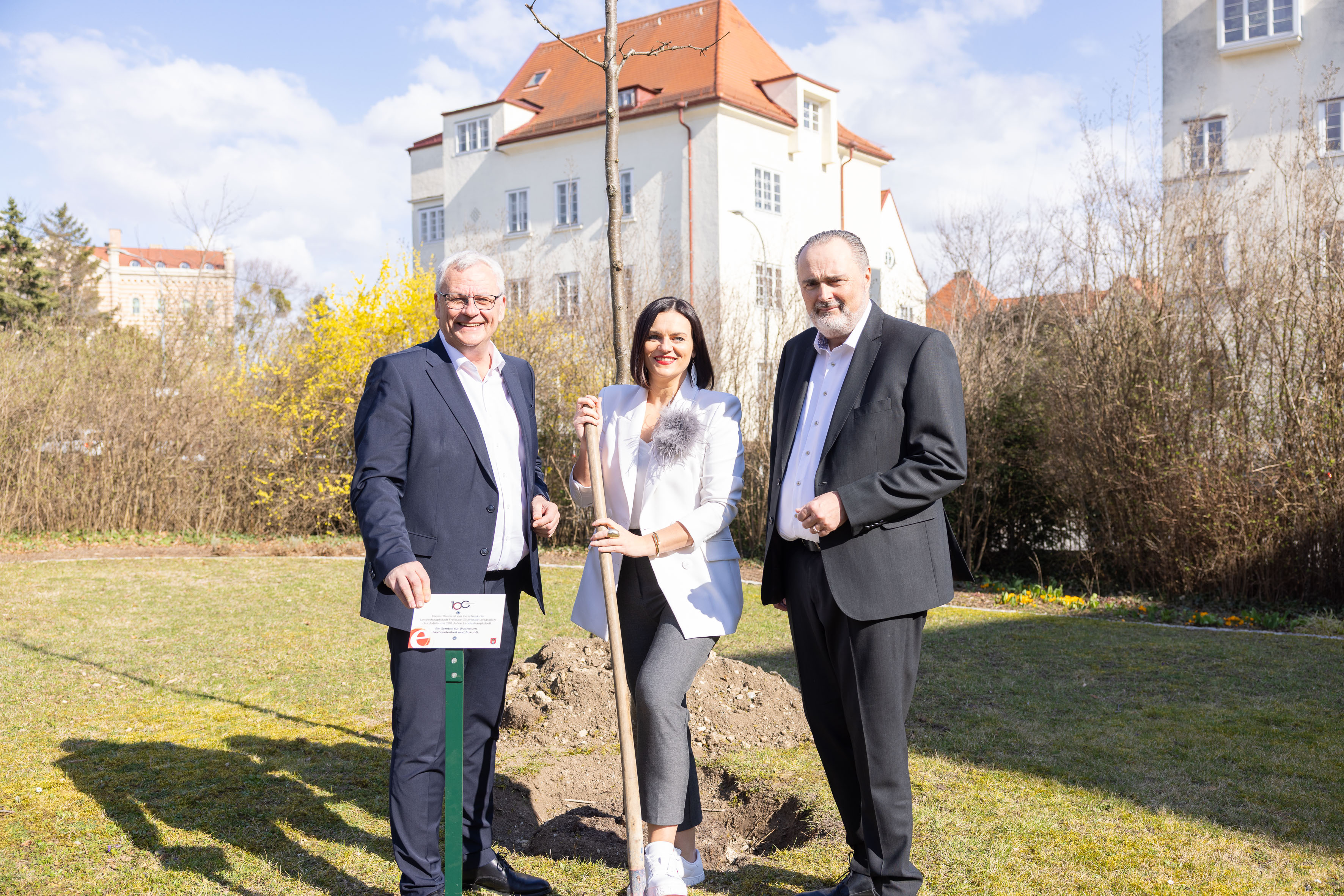 Bürgermeister Thomas Steiner, Landtagspräsidentin Astrid Eisenkopf und Landeshauptmann Hans Peter Doskozil beim Pflanzen des „Eisenstädter Stadtbaums“ im Garten des Landhauses