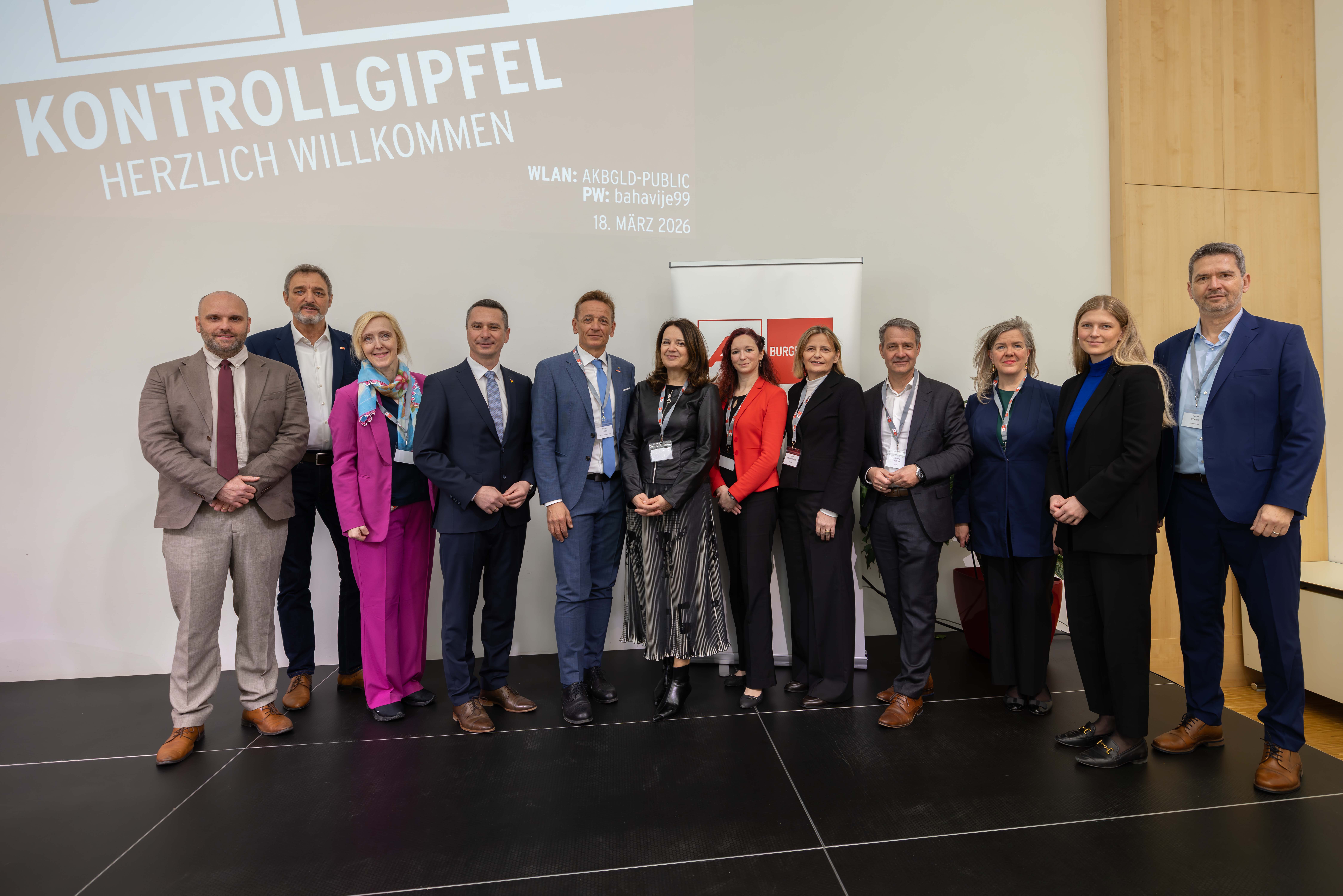 Gruppenbild (v.l.) David Baker-Price, Europäische Arbeitsbehörde ELA, AK-Präsident Gerhard Michalitsch, Mag.a Brigitte Ohr-Kapral, AK Burgenland, Regierungskoordinator Robert Hergovich, HR Wilfried Lehner, MLS, Leiter Finanzpolizei Österreich, Edith Wassertheurer, Stv. Leiterin Fachbereich Versicherungsservice, ÖGK, Mag.a Victoria Zukowski, Bezirkshauptfrau-Stv. BH Eisenstadt, Mag.a Andrea Ebner-Pfeifer, Leiterin Stabsstelle AK Wien, Roland Ziegler, Koordinierungsstelle Bauarbeiter Urlaubs- und Abfertigungskasse, Johanna Fallström, Europäische Arbeitsbehörde ELA, Mag.a Valerie Dori, Verbindungsbeamtin Österreichs zur Europäischen Arbeitsbehörde ELA, AK Dir.-Stv. Rainer Porics.