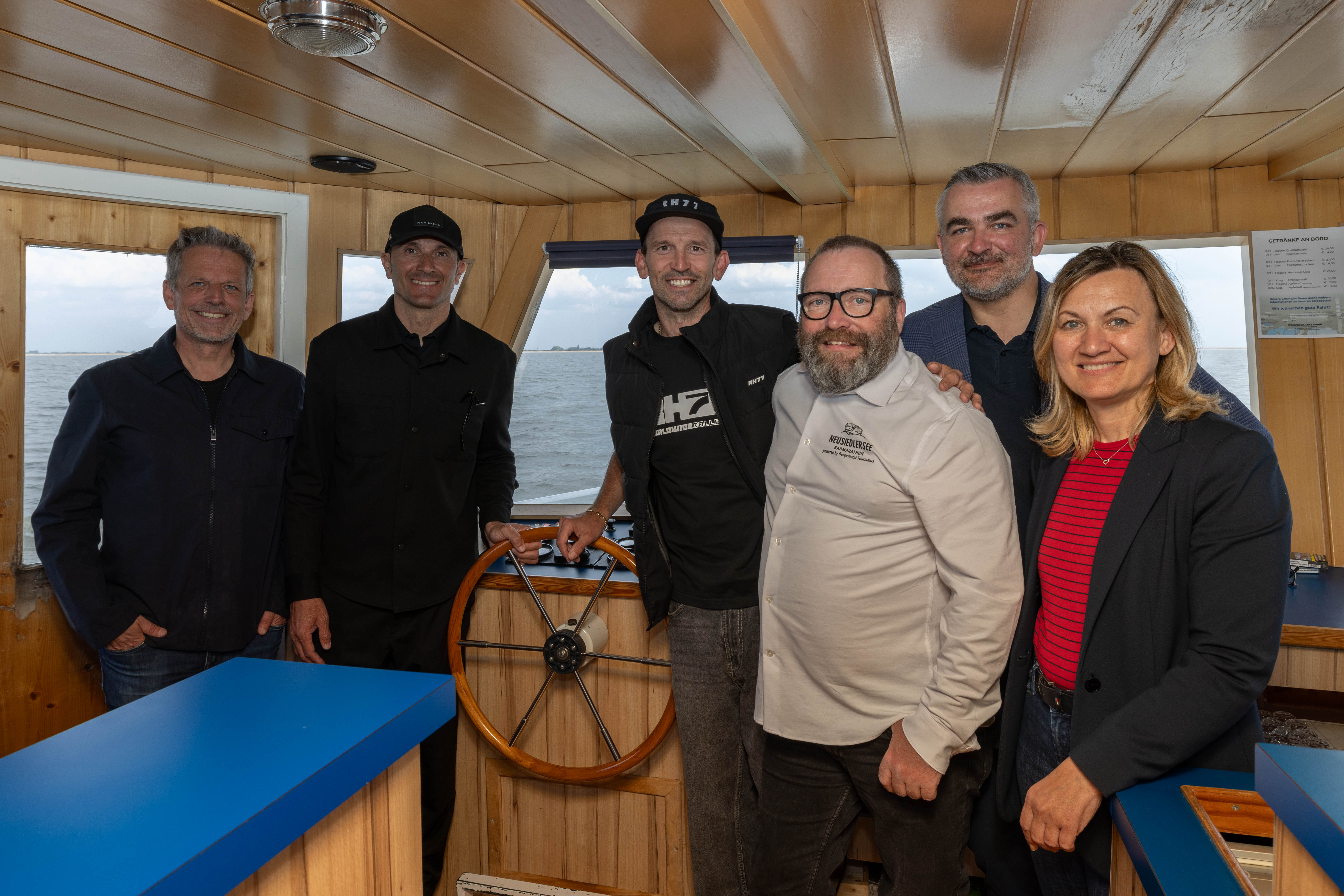 Details zum Radmarathon wurden bei einer Bootsfahrt auf dem Neusiedler See präsentiert: (v.l.) Patrik Hierner (Burgenland Tourismus), Ivan Basso, René Haselbacher, Organisator Hannes Hessenberger, Landesrat Heinrich Dorner, Mörbischs Bürgermeisterin Bettina Zentgraf.