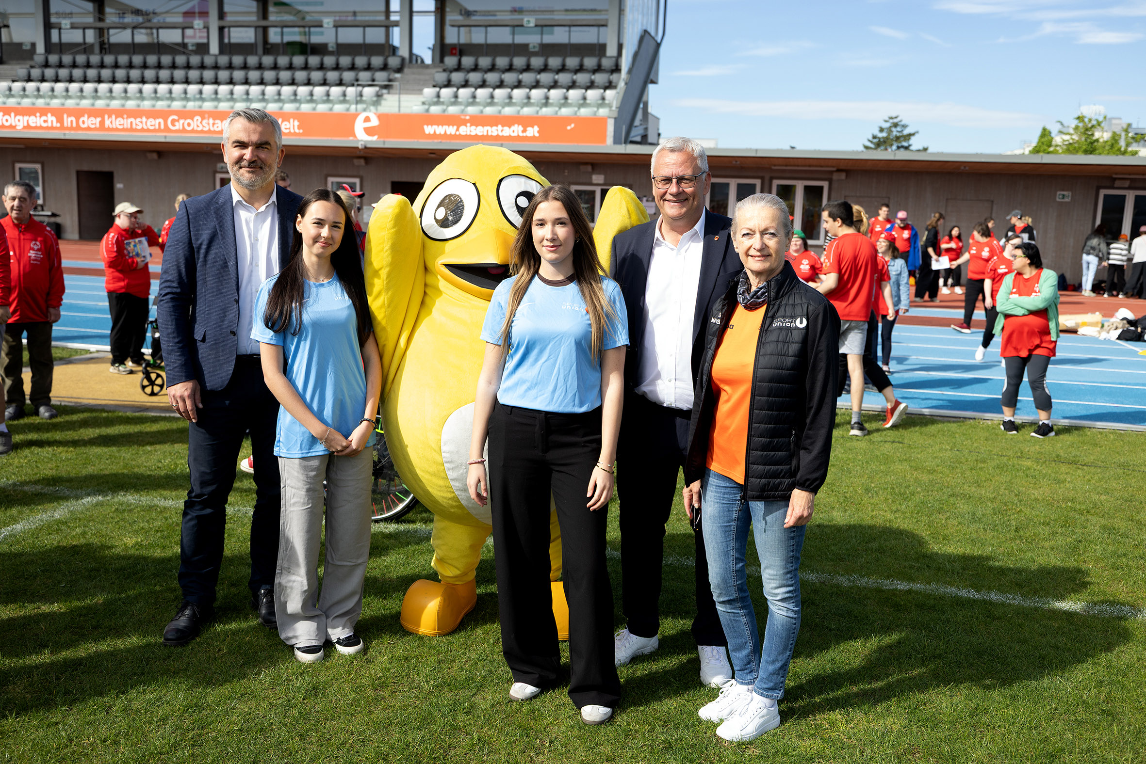 Sportlandesrat Mag. Heinrich Dorner (l.) und Eisenstadts Bürgermeister Landtagsabgeordneten Mag. Thomas Steiner (r.) gemeinsam mit Jugendlichen sowie Sportunion Burgenland-Maskottchen Ugotchi.