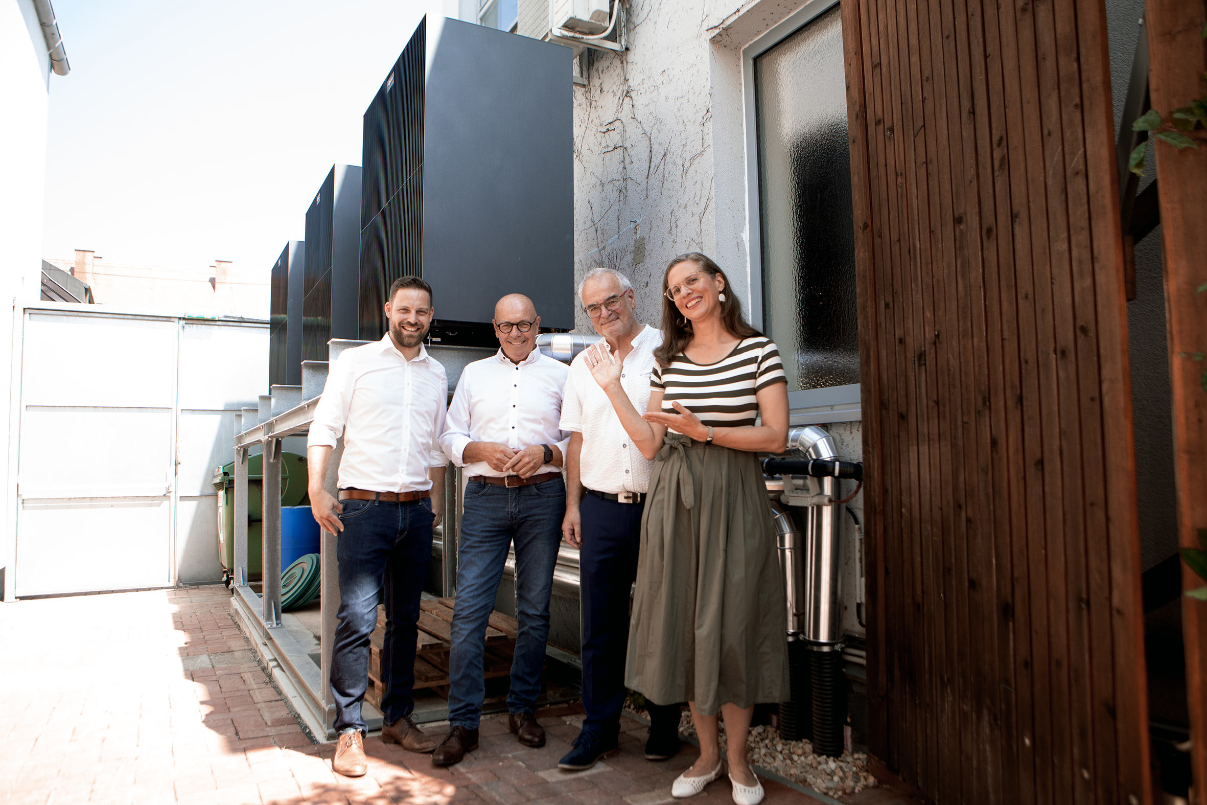 Landeshauptmann-Stellvertreterin Anja Haider-Wallner mit Obmann Thomas Monetti, Bürgermeister Georg Rosner und Geschäftsführer Ing. Dominik Kainz, MBA (v.r.) vor den Außengeräten des jetzt klimafitten Offenen Haus Oberwart (v.r.).