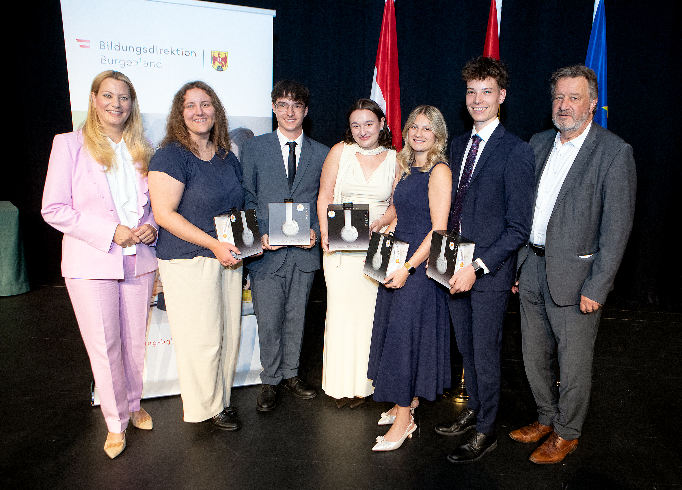 Bildungslandesrätin Daniela Winkler (l.) und Bildungsdirektor Alfred Lehner (r.) mit Maturantinnen und Maturanten aus allen Bezirken des Burgenlandes, die ihre Reifeprüfung mit ausgezeichnetem Erfolg abgeschlossen haben.