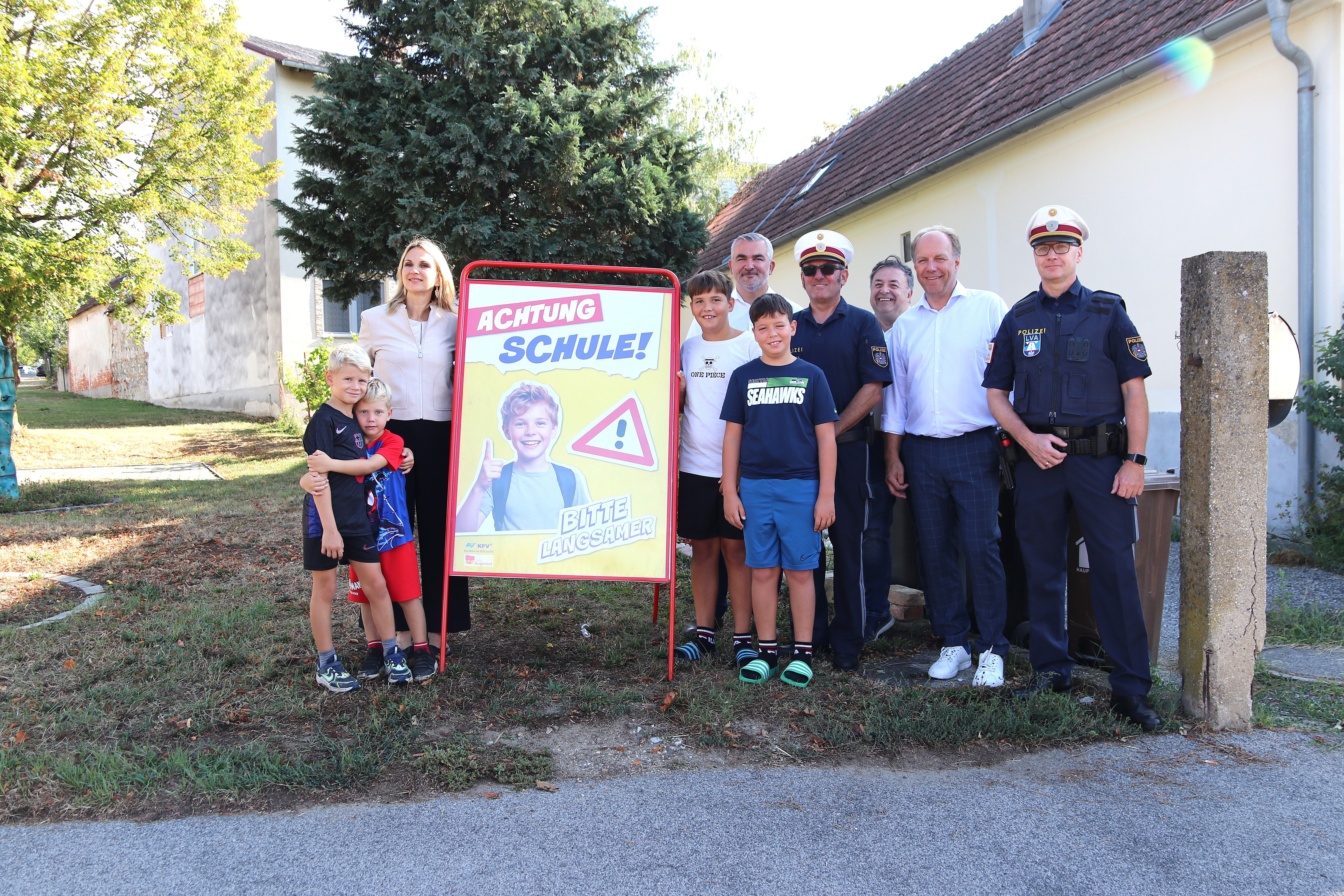 Verkehrslandesrat Heinrich Dorner, Bruno Stutzenstein, Bürgermeister von Stoob, Vertreter der AUVA und der Polizei setzen gemeinsam mit den Kindern ein Zeichen für sichere Schulwege.