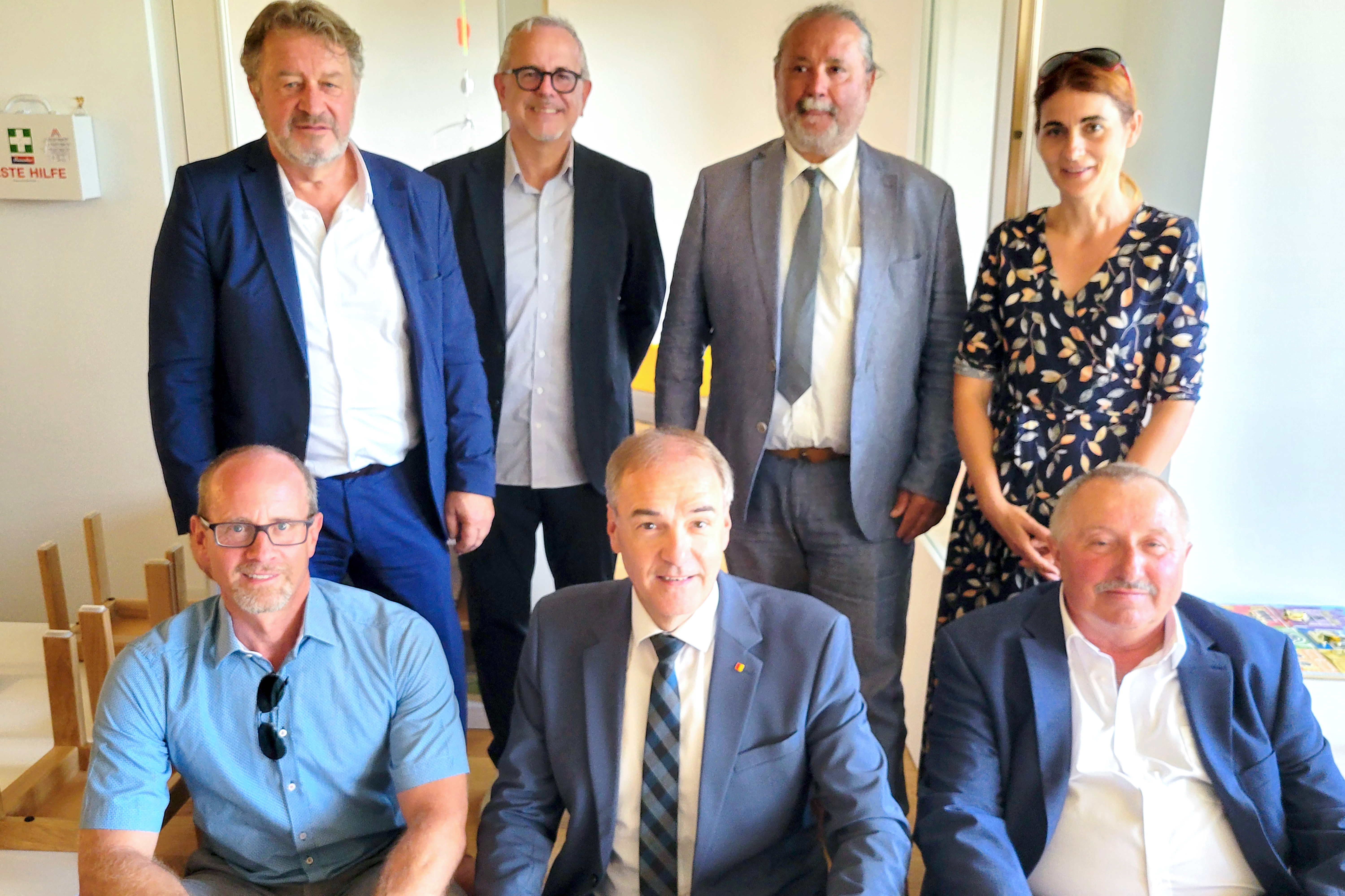 Landesrat Dr. Leonhard Schneemann, Bürgermeister Wilfried Bruckner, Bildungsdirektor HR OSR Alfred Lehner, BEd MA und Bezirkshauptmann WHR Mag. Peter Bubik bei der Eröffnung des neuen Kindergartens mit Kinderkrippe in Riedlingsdorf.