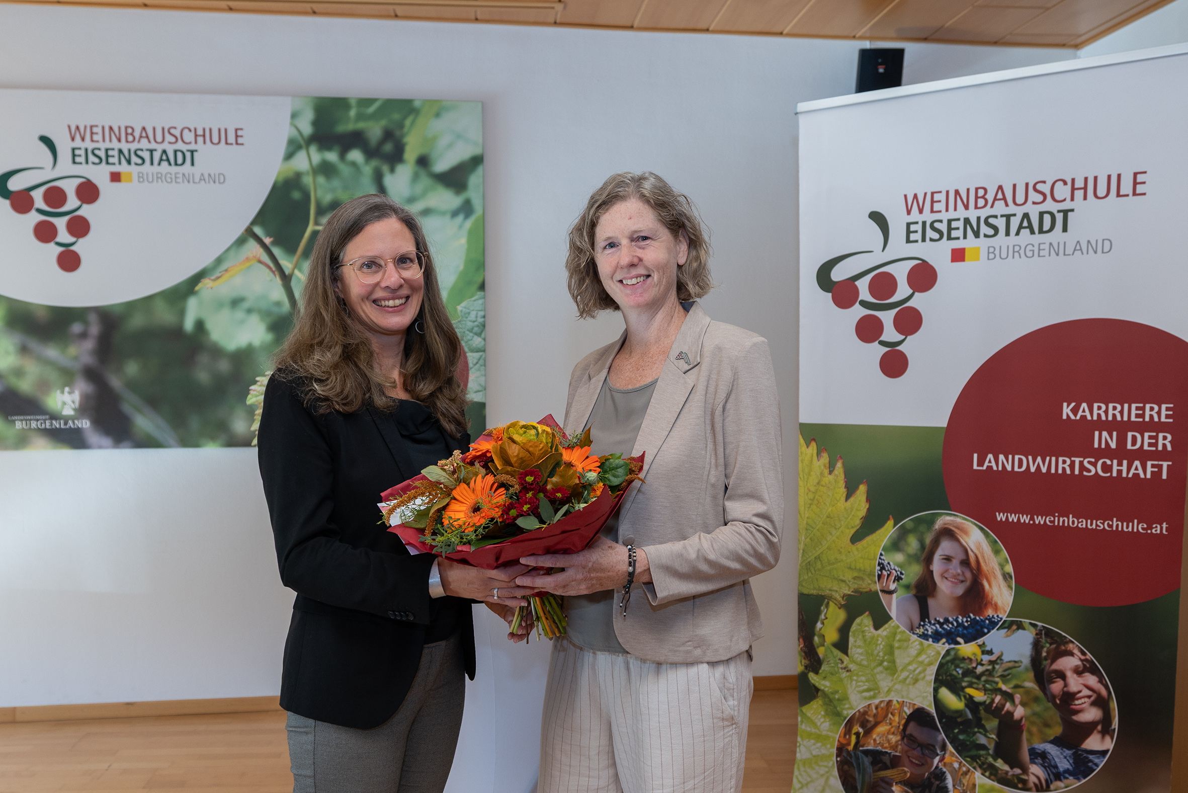 Landeshauptmann-Stellvertreterin Anja Haider-Wallner gratuliert der Direktorin der Landwirtschaftlichen Fachschule Eisenstadt, Julia Mainx, zu ihrer neuen Aufgabe.
