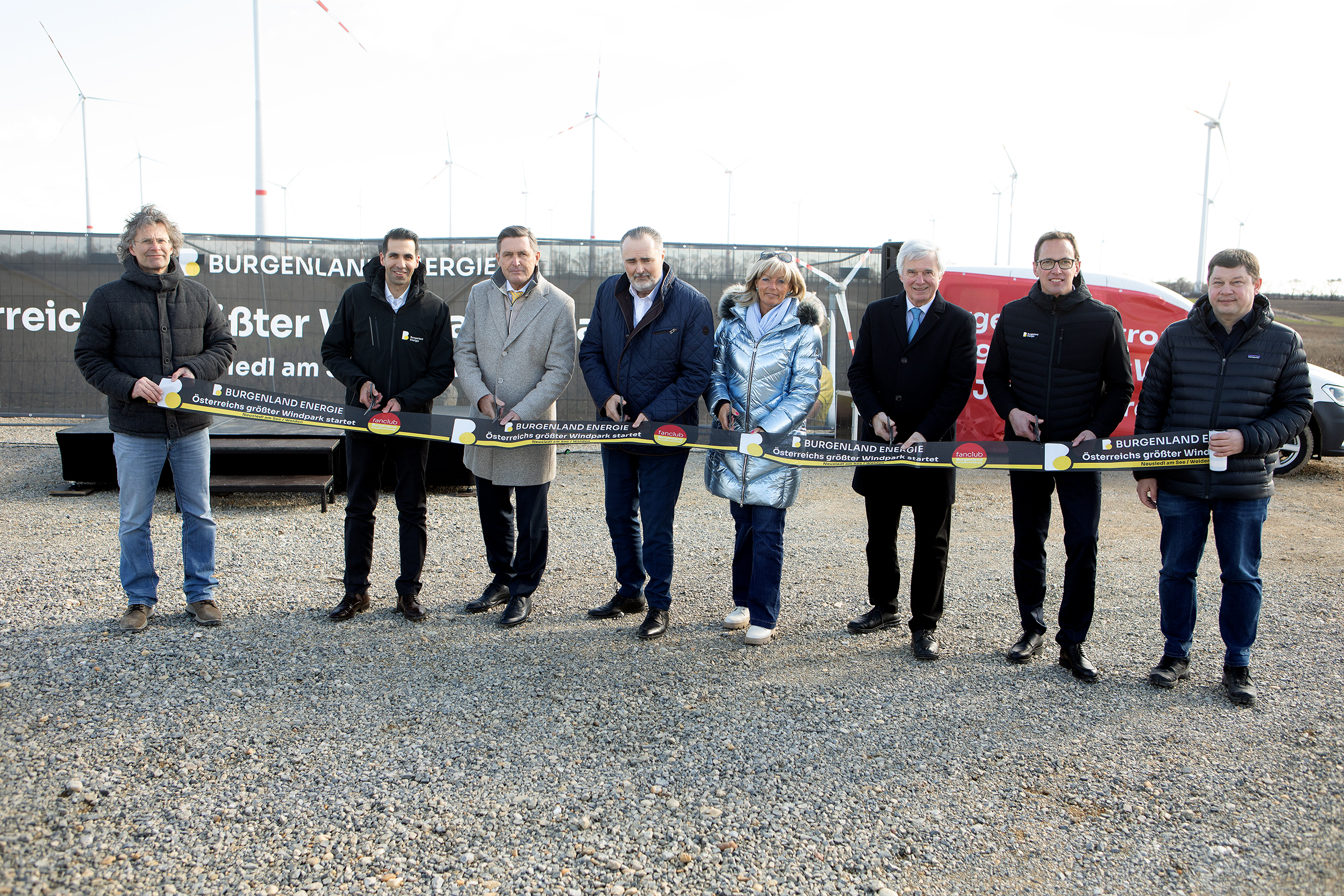 Landeshauptmann Hans Peter Doskozil gemeinsam mit Infrastrukturminister Peter Hanke, Bürgermeisterin Landtagsabgeordnete Elisabeth Böhm, Weidens Bürgermeister Heinrich Hareter sowie Stephan Sharma, CEO der Burgenland Energie und Reinhard Czerny, Finanzvorstand, FFO der Burgenland Energie beim Startschuss des größten Windparks Österreichs in Neusiedl/Weiden.