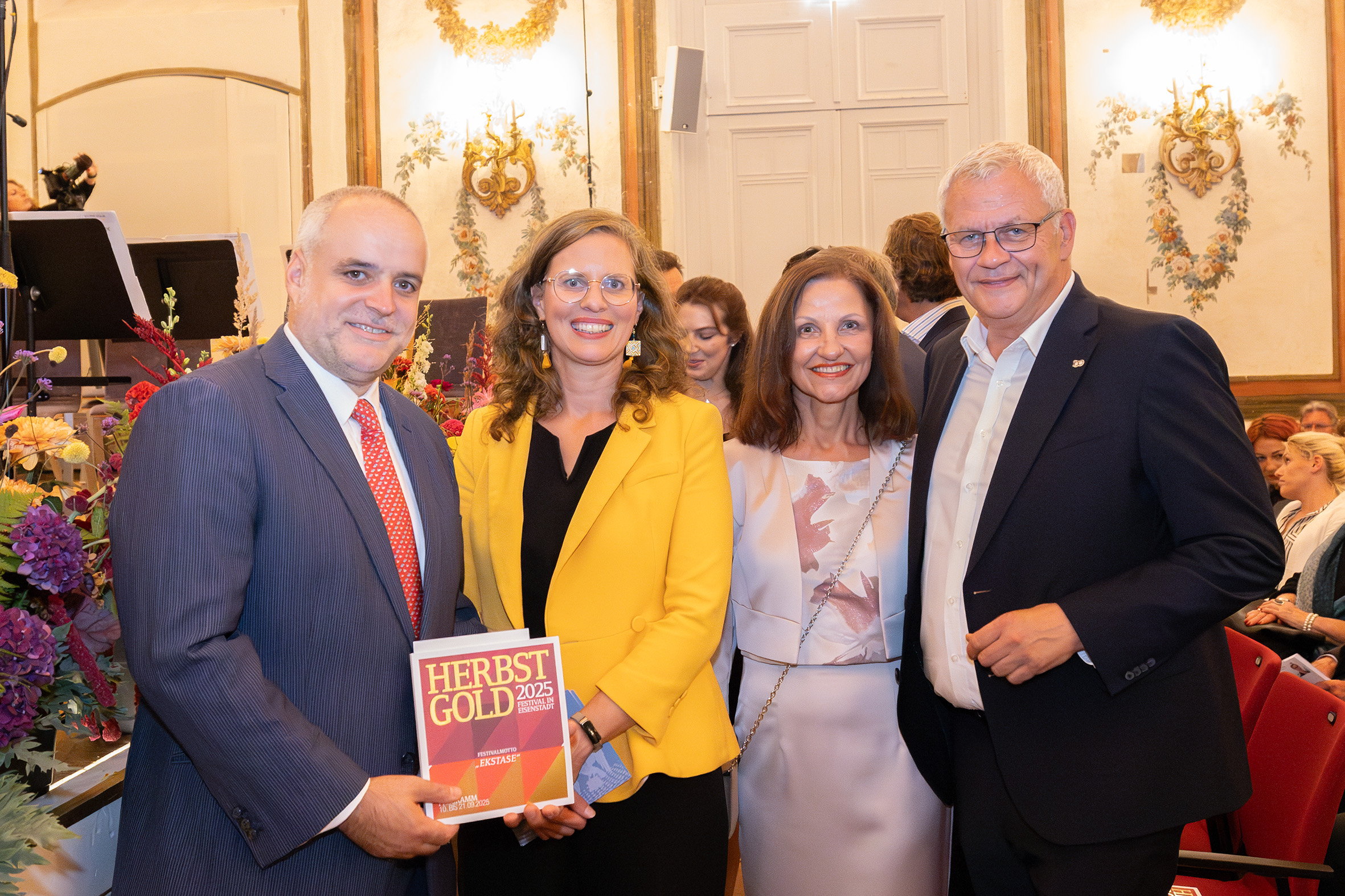 (v.l.) Matthias Grün, Vorsitzender des Vorstandes der Esterhazy Betriebe AG, Landeshauptmann-Stellvertreterin Anja Haider-Wallner, Andrea Steiner, Eisenstadts Bürgermeister LAbg. Thomas Steiner bei der Eröffnung des Herbstgold-Festivals 2025 im Haydnsaal von Schloss Esterhazy.