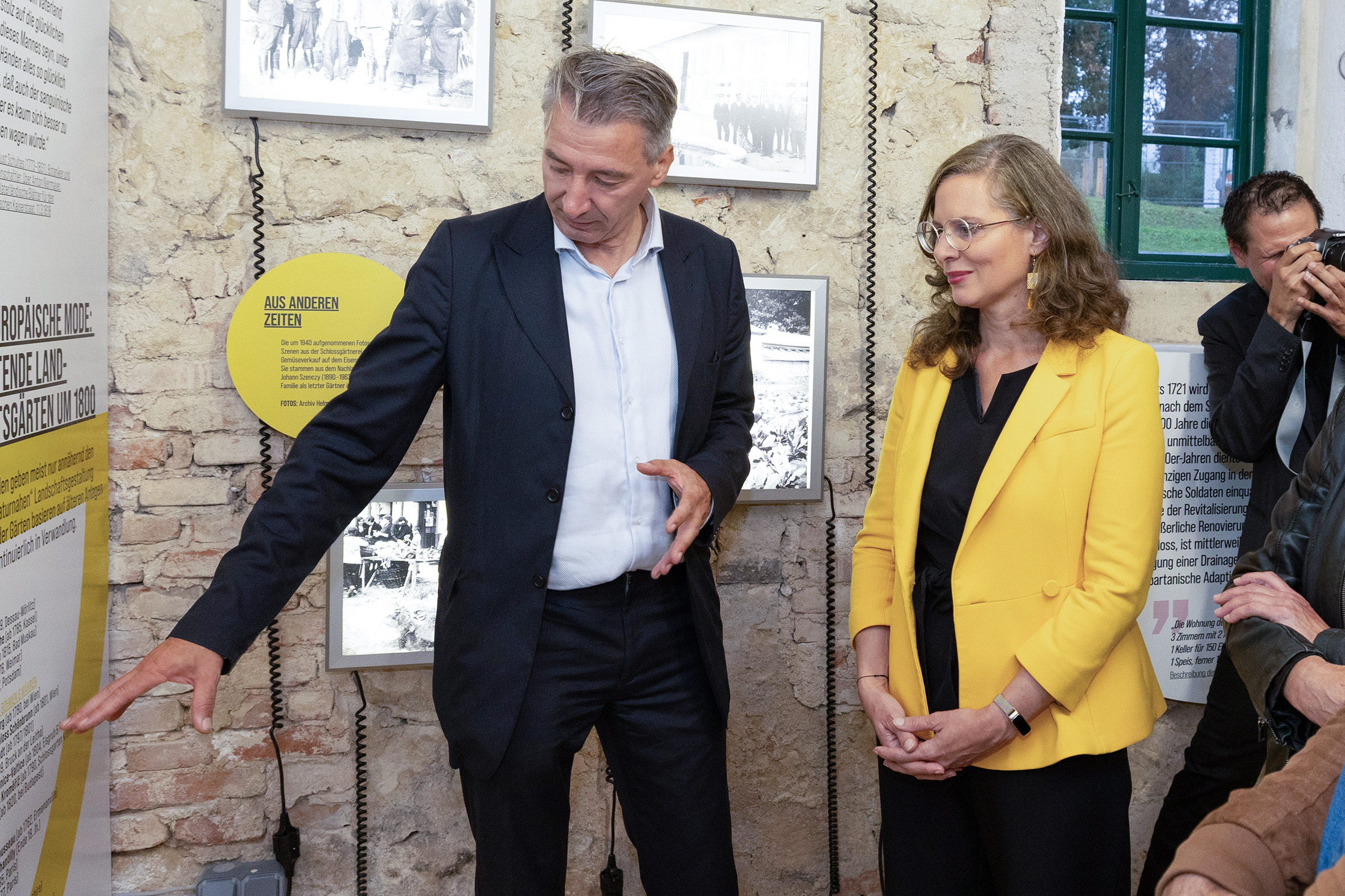 Landeshauptmann-Stellvertreterin Anja Haider-Wallner besichtigte im Rahmen der Eröffnung des Herbstgold-Festivals die Ausstellung „Die Erde halten. Aus dem Leben eines Hofgärtners“ im Gärtnerhaus im Schlosspark von Schloss Esterhazy.