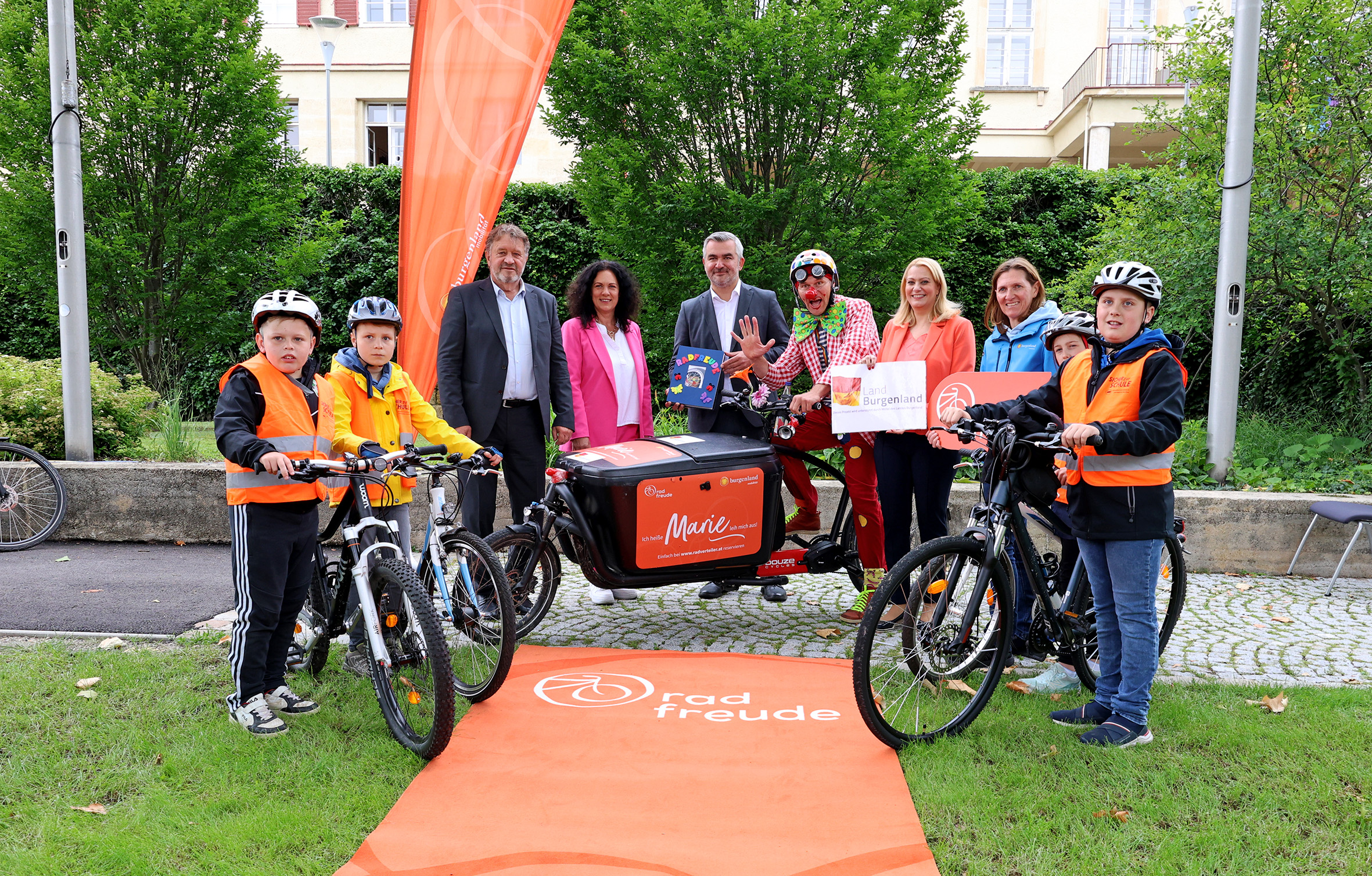 LAndesrätin Winkler und Landesrat Dorner begrüßen die Schülerinnen der Radfreude Schultour in Eisenstadt